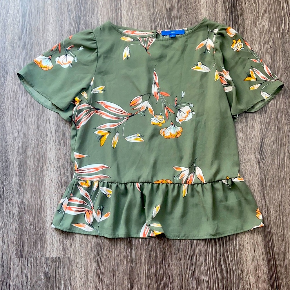 Brand new: Flowy short sleeve top